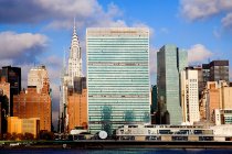 Приміщення організації Об'єднаних Націй і хмарочосів — стокове фото