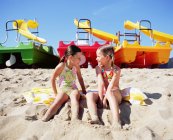 Zwei Mädchen am Strand — Stockfoto