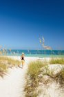 Mujer de pie en la playa, Grace Bay, Providenciales, Turcos y Caicos, Caribe - foto de stock
