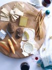 Käseplatte mit Brot und Steinmelone auf dekoriertem Tisch — Stockfoto