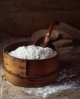 Традиционные хлебобулочные ингредиенты, мука на столе — стоковое фото