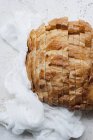 Натюрморт сільського нарізаного хліба — стокове фото