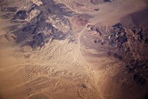 Воздушный вид песчаных дюн пустыни в солнечном свете — стоковое фото