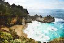 Bahía y playa en California - foto de stock