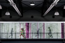 Junge Frau joggt auf Turnhallenbalkon — Stockfoto