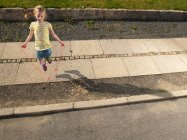 Giovane ragazza che salta sul marciapiede — Foto stock