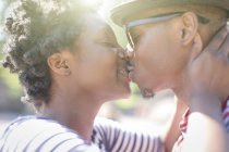 Close up di giovane coppia baci nel parco — Foto stock