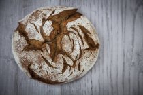 Вид сверху на хлеб из ржаного хлеба на столе — стоковое фото