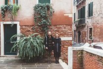 Retrato de pareja en el patio, Venecia, Italia - foto de stock