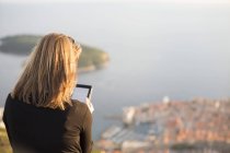 Задній вид жінка, використовуючи цифровий планшет, Дубровник, Хорватія — стокове фото