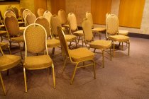 Набір вінтажних дизайнерських стільців у порожній кімнаті — стокове фото
