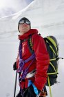 Retrato de homem com equipamento de alpinismo olhando para longe — Fotografia de Stock
