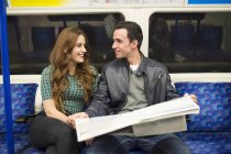 Ehepaar liest Zeitung im Zug — Stockfoto