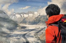 Einsamer männlicher Bergsteiger mit Blick auf den Aletschgletscher, Kanton Wallis, Schweiz — Stockfoto