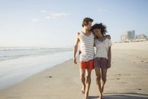 Романтическая молодая пара, прогуливающаяся по пляжу, Кейптаун, Западный Кейп, Южная Африка — стоковое фото