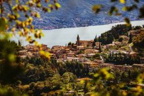 Auténticos edificios y exuberante vegetación, Tremosine, Lago de Garda, Italia - foto de stock