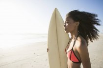 Hermosa joven surfista mirando desde la playa, Ciudad del Cabo, Cabo Occidental, Sudáfrica - foto de stock