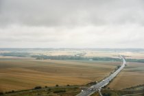 Autopista a través del paisaje rural, Clermont Ferrand, Francia - foto de stock