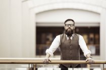 Портрет бородатого бізнесмена в тонкому жилеті на офісному балконі — стокове фото