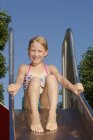 Portait of girl on water slide at Lake Seeoner See, Baviera, Germania — Foto stock