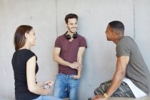 Молоді студентки та студенти чоловічої статі спілкуються у вищій школі — стокове фото