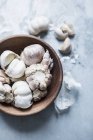 Top view of garlic bulbs in wooden bowl — Stock Photo