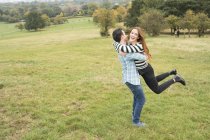 Casal abraçando no campo durante o dia — Fotografia de Stock