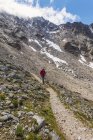 Aussichtsreiche Aussicht auf Wanderer in den Bergen, Davos, Schweiz — Stockfoto