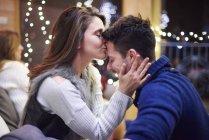 Baci caucasico amorevole coppia in chalet — Foto stock