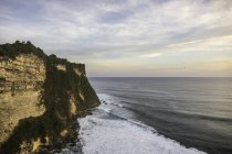 Высокий вид на скалы и море, Улувату, Бали, Индонезия — стоковое фото