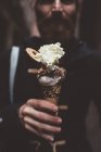 Рукою людини, тримаючись за gelato темна алея, Венеція, Італія — стокове фото