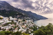 Edifici a picco sul mare, Positano, Costiera Amalfitana, Italia — Foto stock