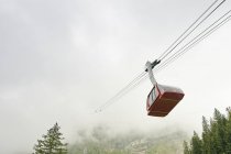 Teleférico movendo-se em névoa, Monte Pilatus, Suíça — Fotografia de Stock