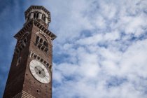 Vista ad angolo basso della torre dell'orologio contro il cielo, Verona, Veneto, Italia — Foto stock