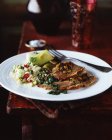 Ростбиф с кусковым салатом и вилкой на тарелке — стоковое фото