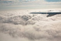Крыло самолета и белые облака — стоковое фото