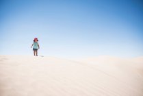 Женщина-малыш, стоящая на вершине песчаной дюны, Маленькая Сахара, Юта, США — стоковое фото