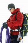 Montañista preparando cuerdas de escalada - foto de stock
