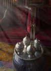 Poltrona e tavolo rosso con barattoli d'argento a casa in marrakech, marocco — Foto stock