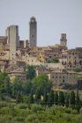 Ville de colline et tour skyline de San Gimignano, Toscane, Italie — Photo de stock