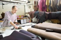 Homme travaillant dans les fabricants de vestes en cuir — Photo de stock