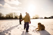 Niños jugando con su golden retriever, Lakefield, Ontario, Canadá - foto de stock
