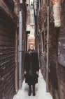 Junge Frau schaut von der Gasse auf, Venedig, Italien — Stockfoto