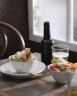 Cocktail de camarão e copo de cerveja na mesa — Fotografia de Stock