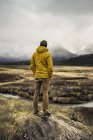 Vista trasera del hombre de pie y mirando a la vista, Kananaskis Country, Bow Valley Provincial Park, Kananaskis, Alberta, Canadá - foto de stock
