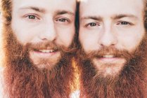 Portrait rapproché de jeunes jumeaux hipster mâles à barbe rouge — Photo de stock
