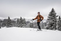 Портрет лыжника-мужчины на горе Кранцегг, Бавария, Германия — стоковое фото