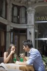 Молода пара, сидячи на вулиці кафе, пили коктейлі, Турин, П'ємонт, Італія — стокове фото