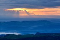 Paesaggio nebbioso all'alba, Parco Naturale Bolshoy Thach, Montagne Caucasiche, Repubblica di Adygea, Russia — Foto stock
