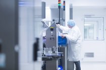 Macchine operatrici in linea di produzione nello stabilimento farmaceutico — Foto stock
